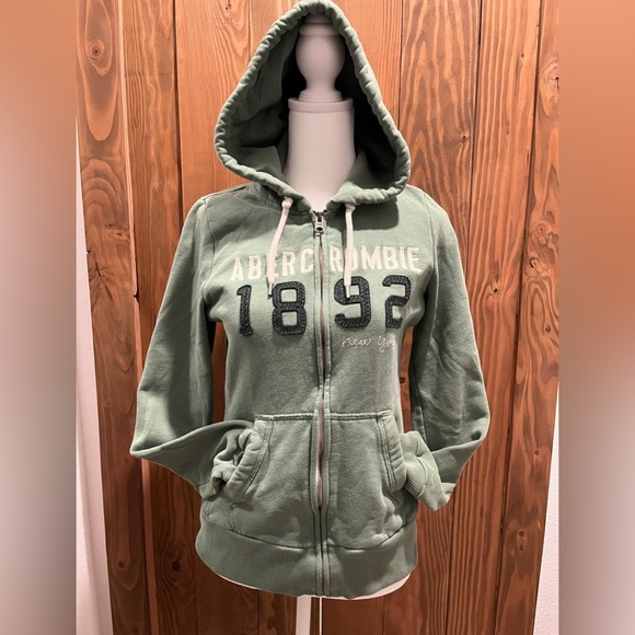 A&F hooded zip up the front hoodie with front patch pockets. - Picture 2 of 7